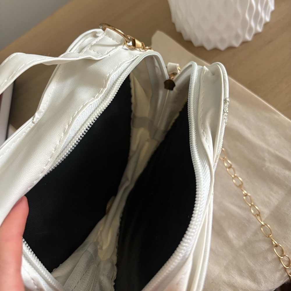 🦢 Elegance White Heart Pearl-Style Floral Crossbody Purse - Picture 7 of 7